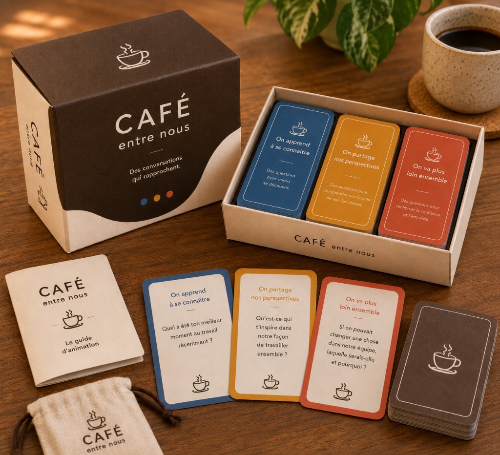 Boîte Café entre nous avec 3 paquets de cartes colorées